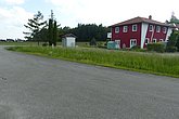 Garsstreifen mit Trafo-Häuschen am Straßenrand