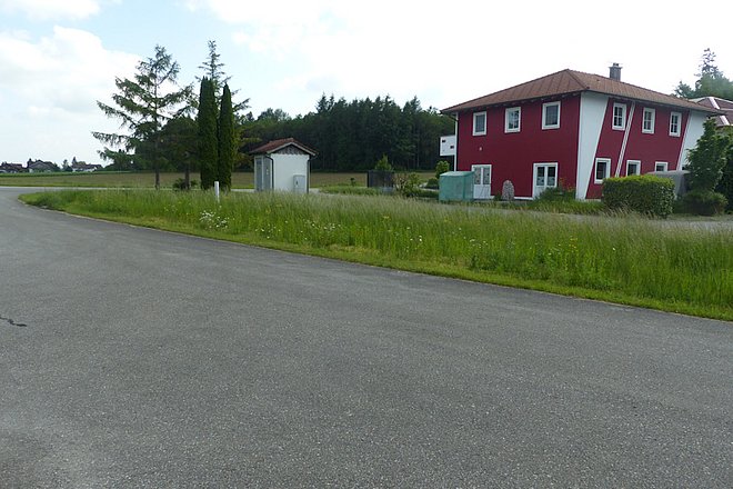 Garsstreifen mit Trafo-Häuschen am Straßenrand